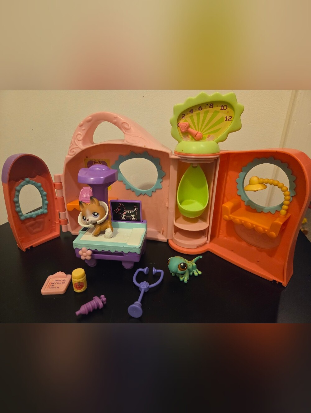 LPS Littlest Pet Shop Get Better Center #111 Gecko & #112 German Shepard